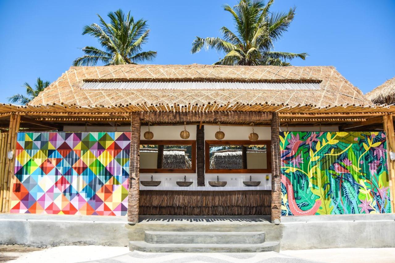 Mad Monkey Gili Trawangan Hostel Luaran gambar The bathrooms at the beach bar