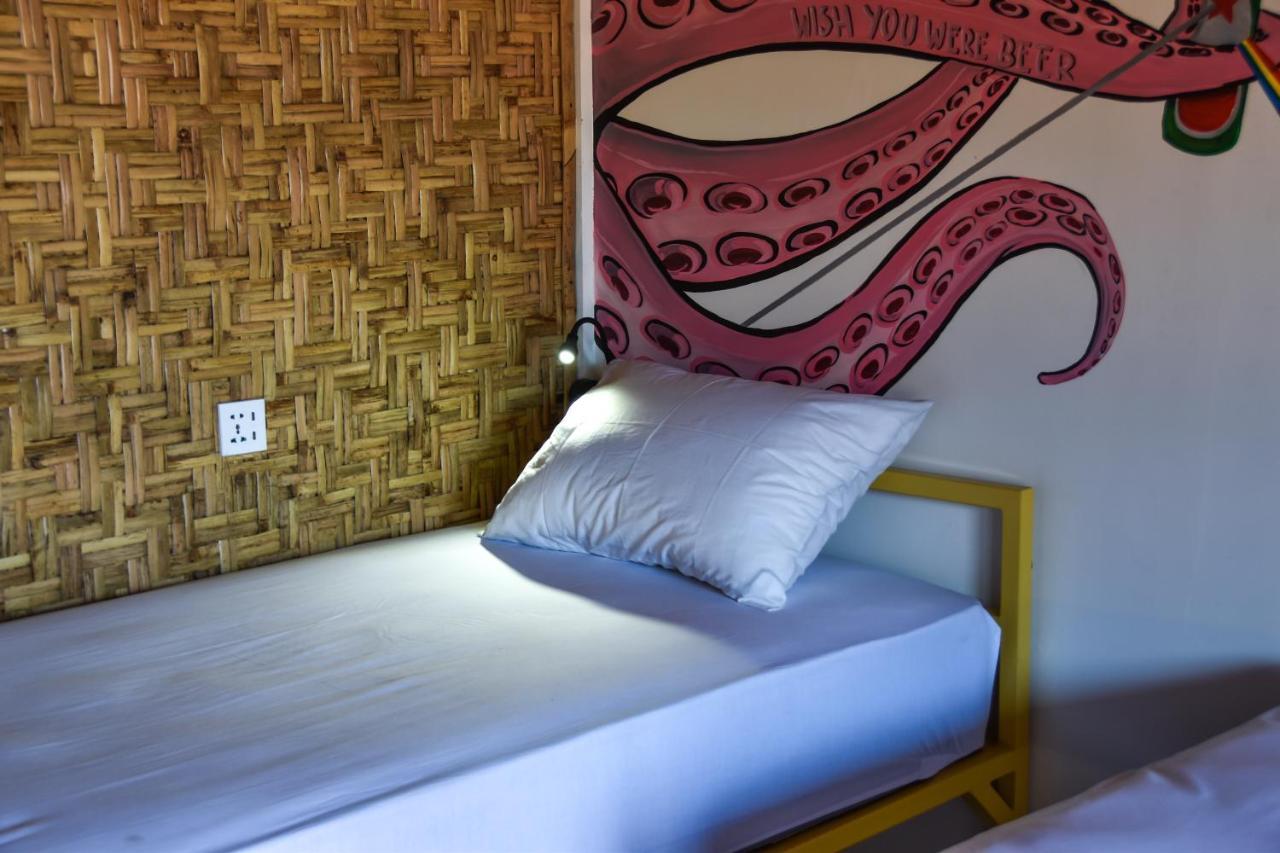 Mad Monkey Gili Trawangan Hostel Luaran gambar A bed with a pillow