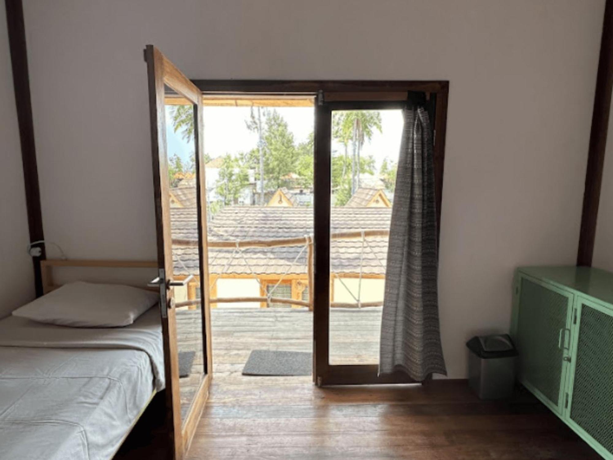 Mad Monkey Gili Trawangan Hostel Luaran gambar A room at the resort