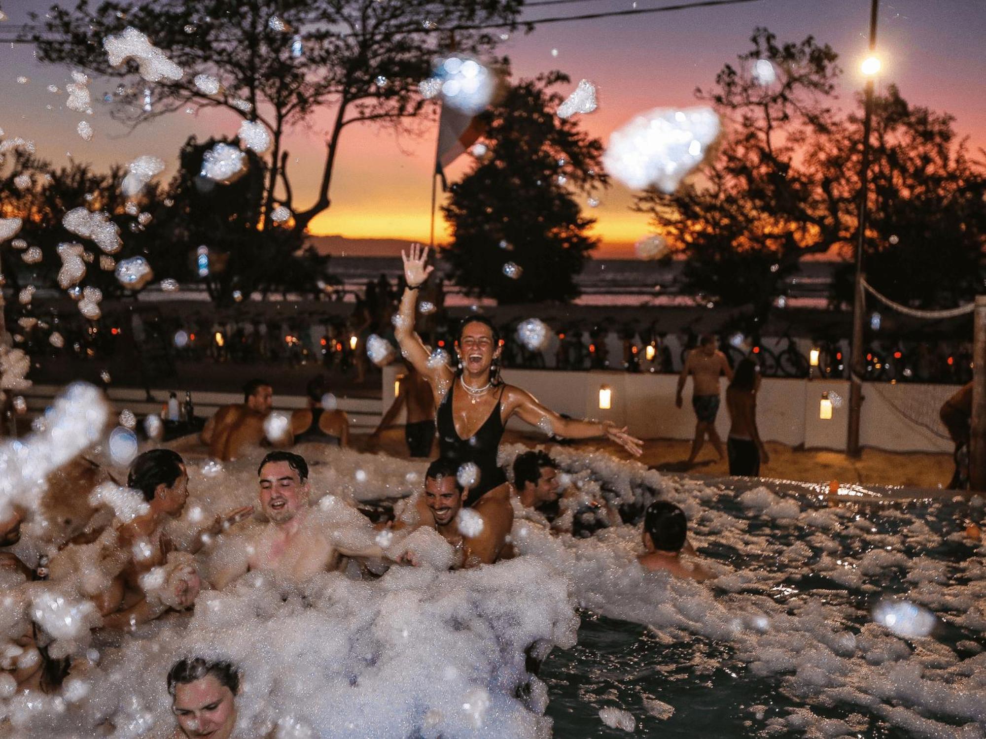 Mad Monkey Gili Trawangan Hostel Luaran gambar Bubble party in Croatia