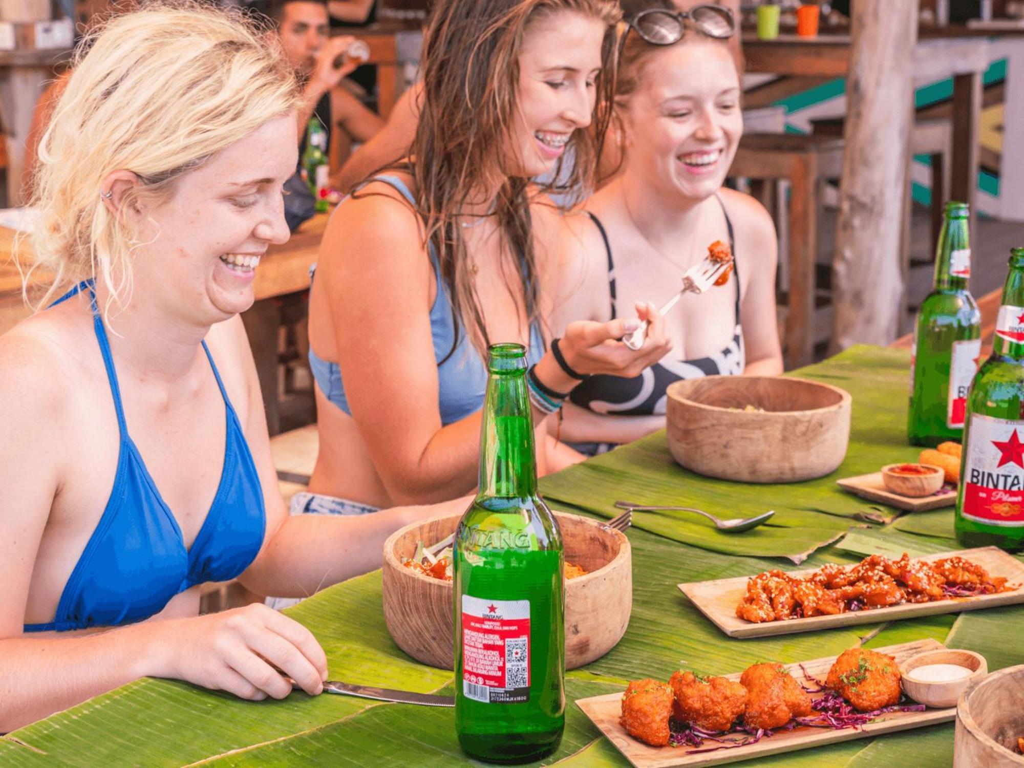 Mad Monkey Gili Trawangan Hostel Luaran gambar Tourists enjoying the cuisine of Bali