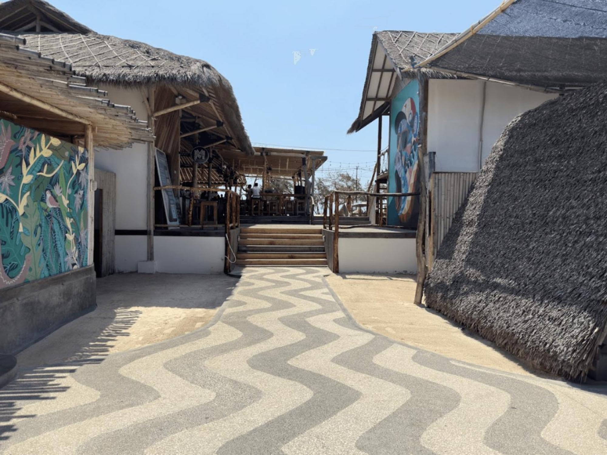 Mad Monkey Gili Trawangan Hostel Luaran gambar The beach of the resort