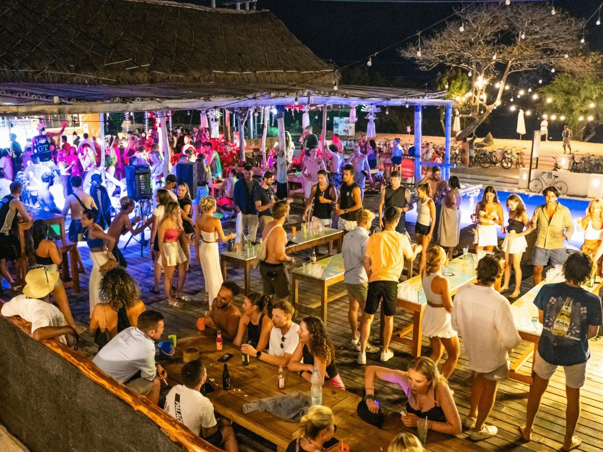 Mad Monkey Gili Trawangan Hostel Luaran gambar The bar at night