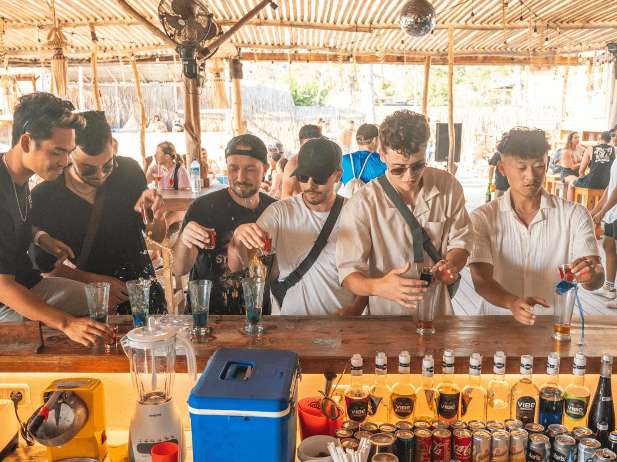 Mad Monkey Gili Trawangan Hostel Luaran gambar A bar in Goa, India