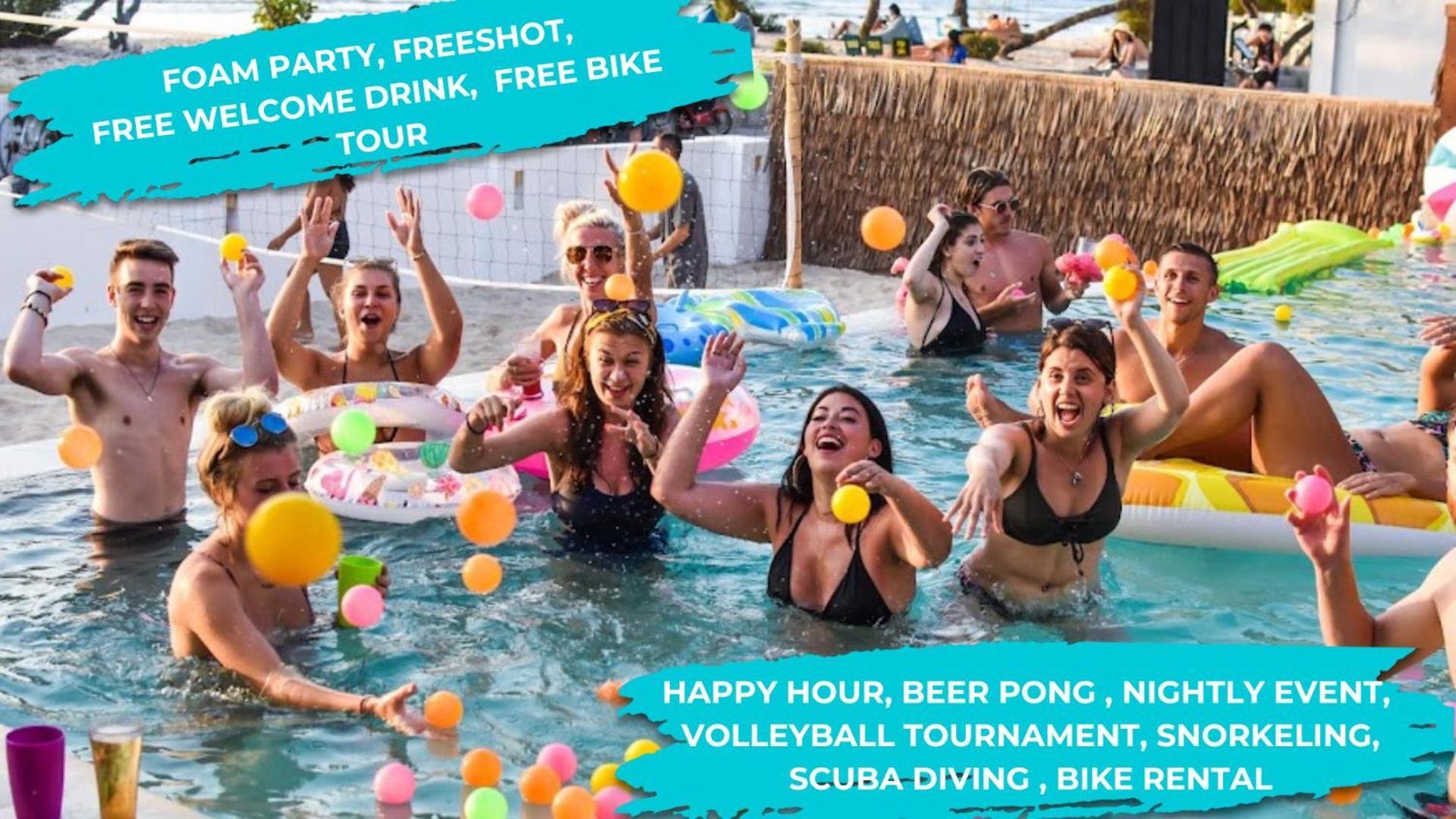 Mad Monkey Gili Trawangan Hostel Luaran gambar The pool party at the resort