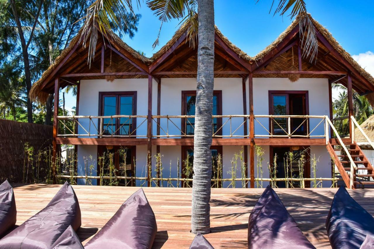 Mad Monkey Gili Trawangan Hostel Luaran gambar The resort's bungalows