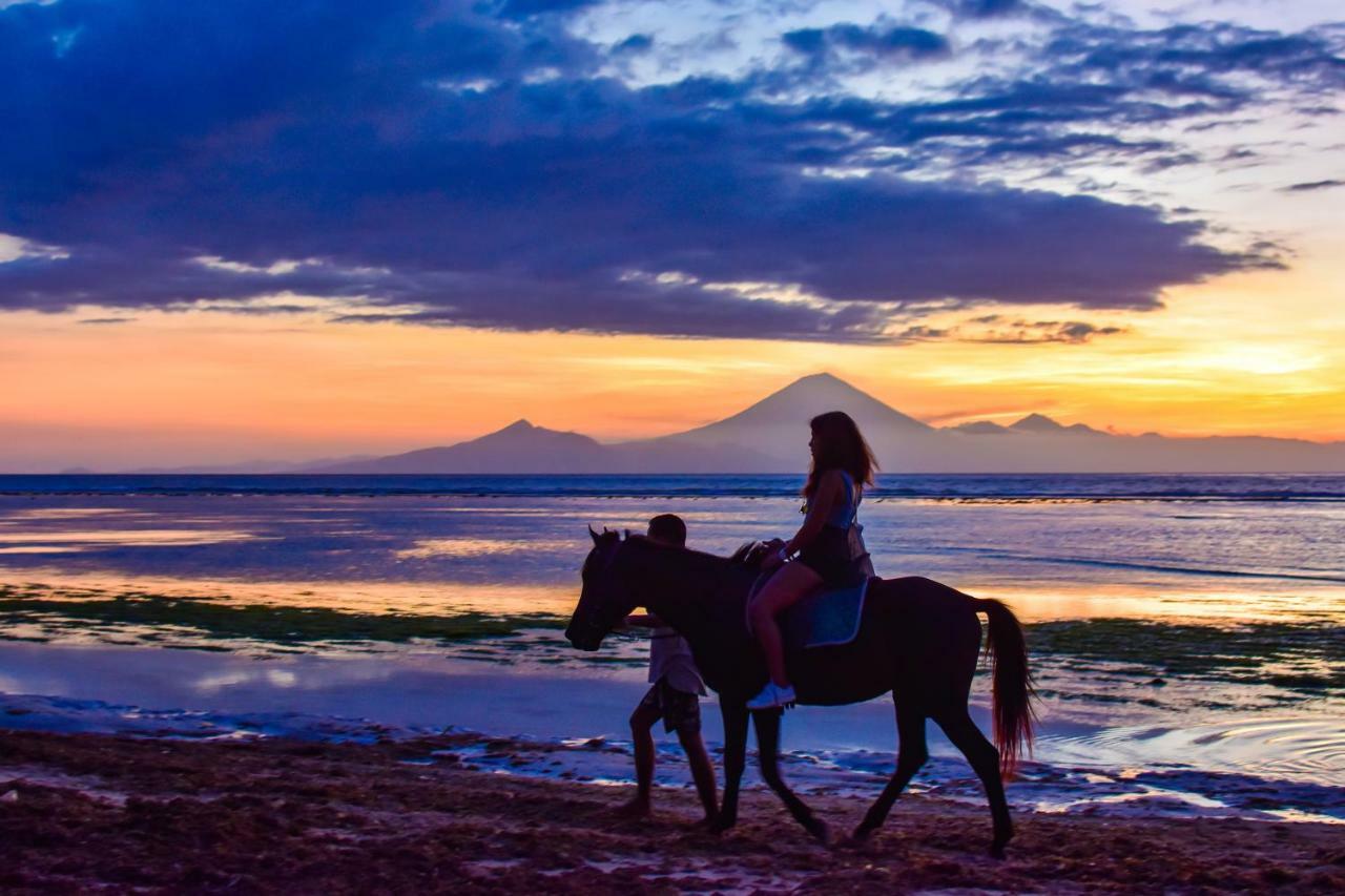 Mad Monkey Gili Trawangan Hostel Luaran gambar Sunset at Tanjung Lesung