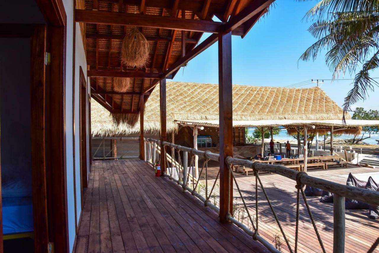 Mad Monkey Gili Trawangan Hostel Luaran gambar The beach at the resort