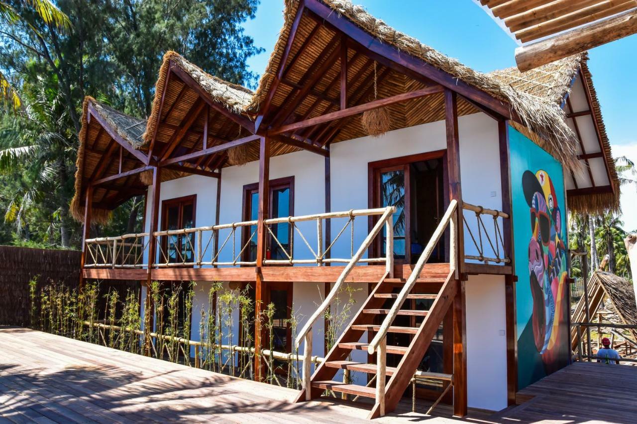 Mad Monkey Gili Trawangan Hostel Luaran gambar The African House