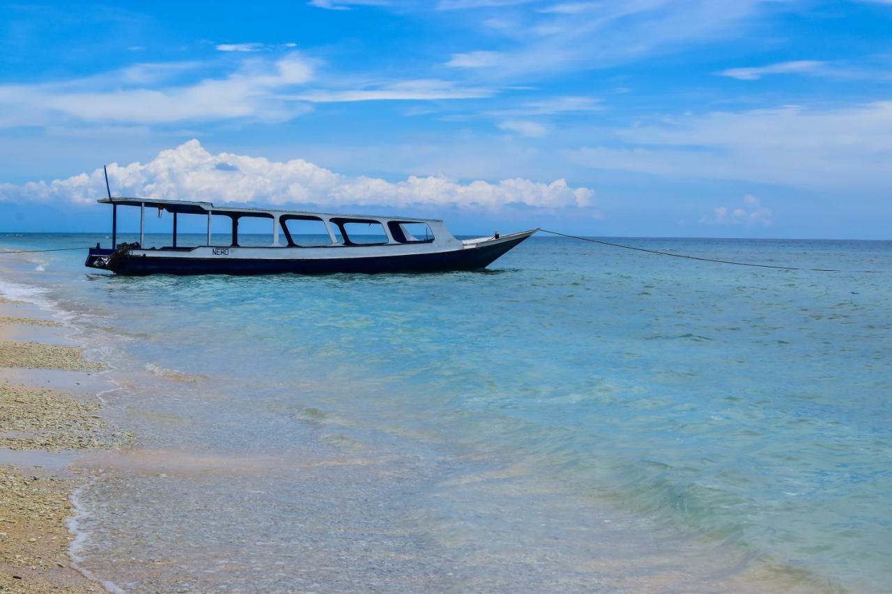 Mad Monkey Gili Trawangan Hostel Luaran gambar A boat on the beach of Nusa Manado