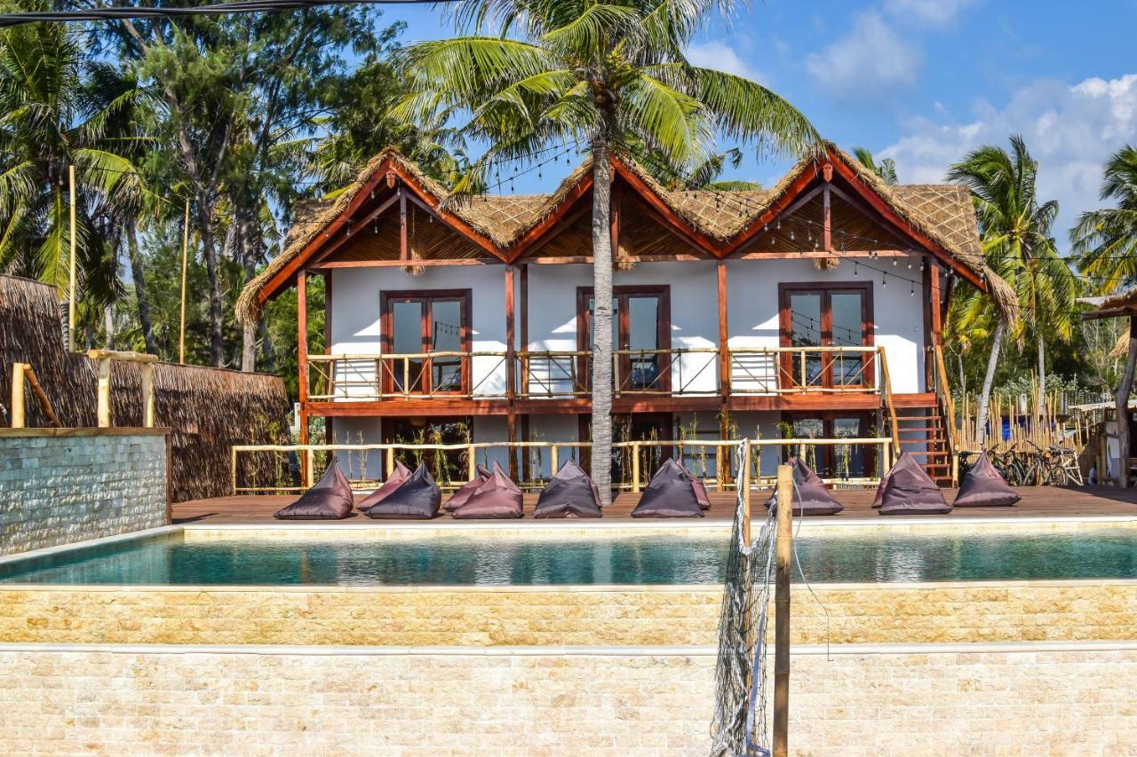 Mad Monkey Gili Trawangan Hostel Luaran gambar The resort's pool