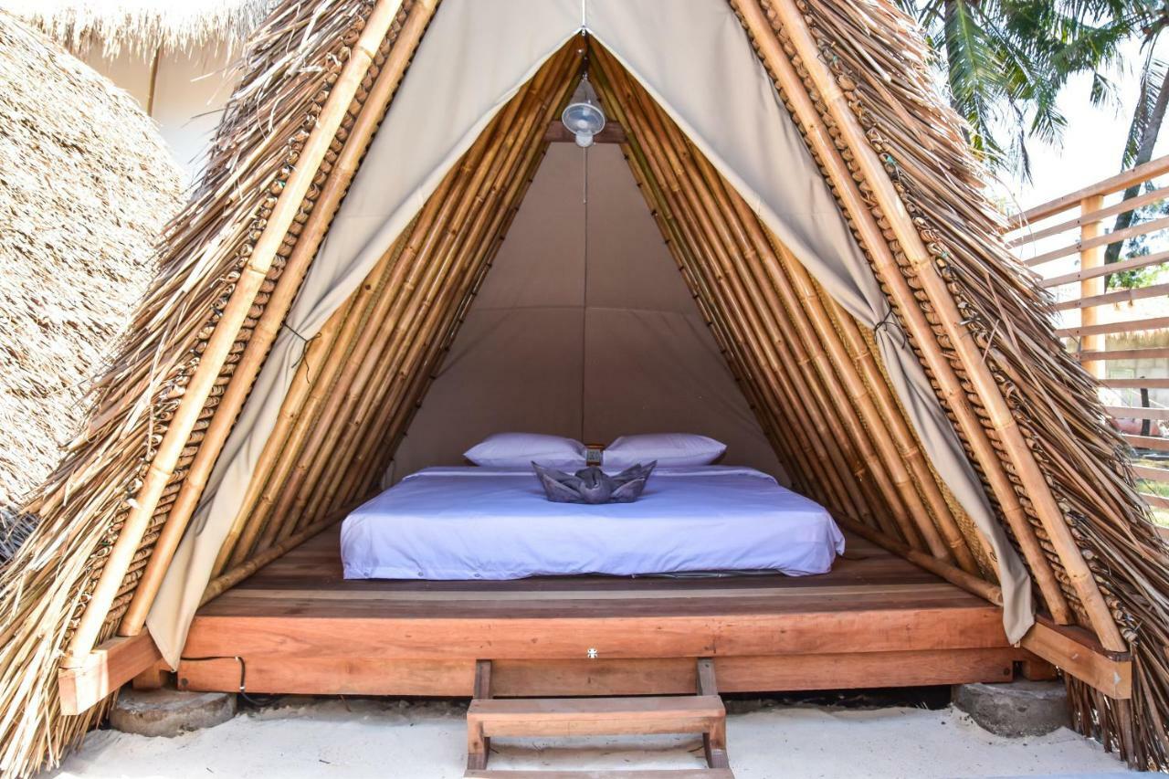 Mad Monkey Gili Trawangan Hostel Luaran gambar A bedroom at the resort