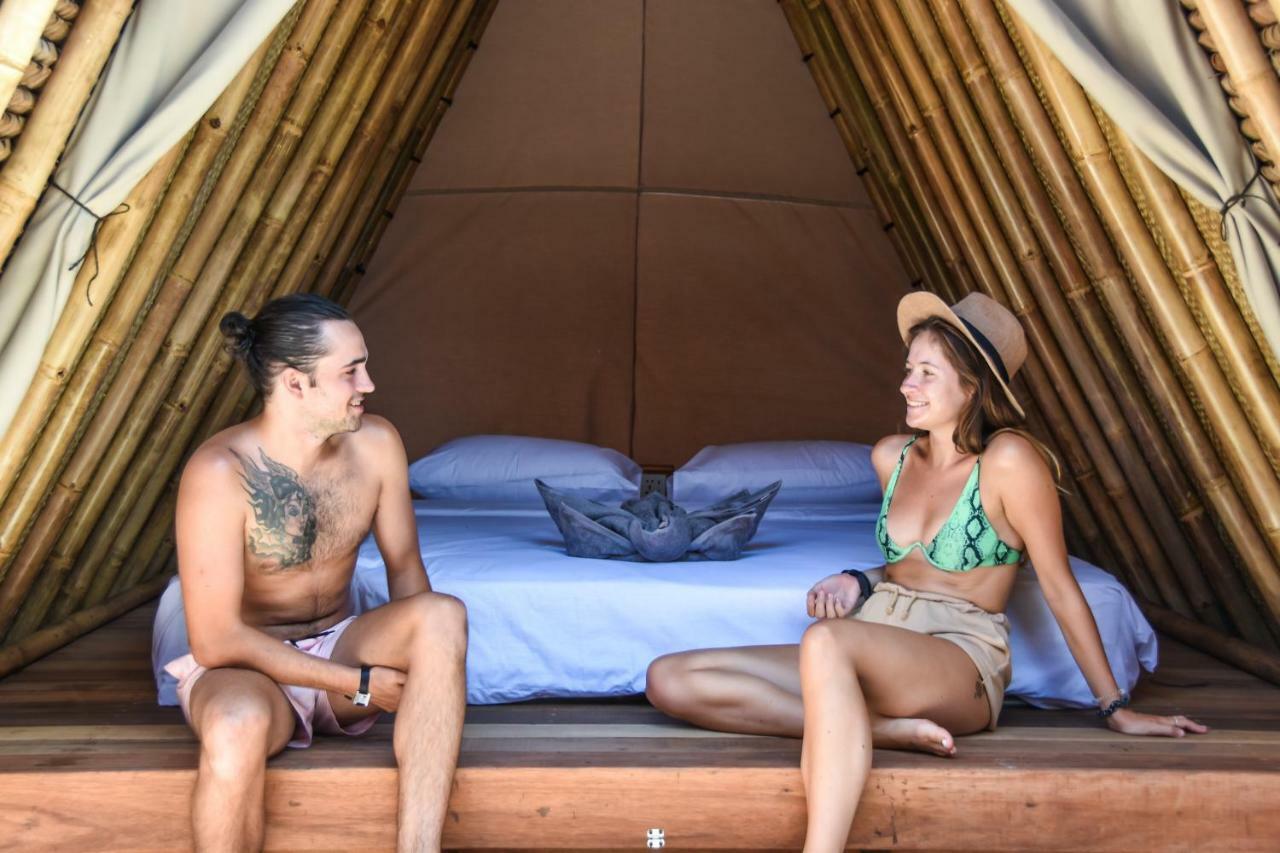 Mad Monkey Gili Trawangan Hostel Luaran gambar Bamboo house