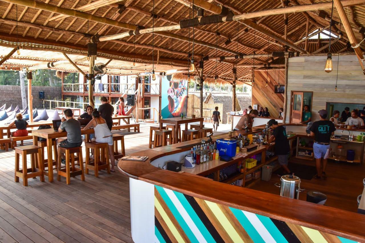 Mad Monkey Gili Trawangan Hostel Luaran gambar The interior of the bar