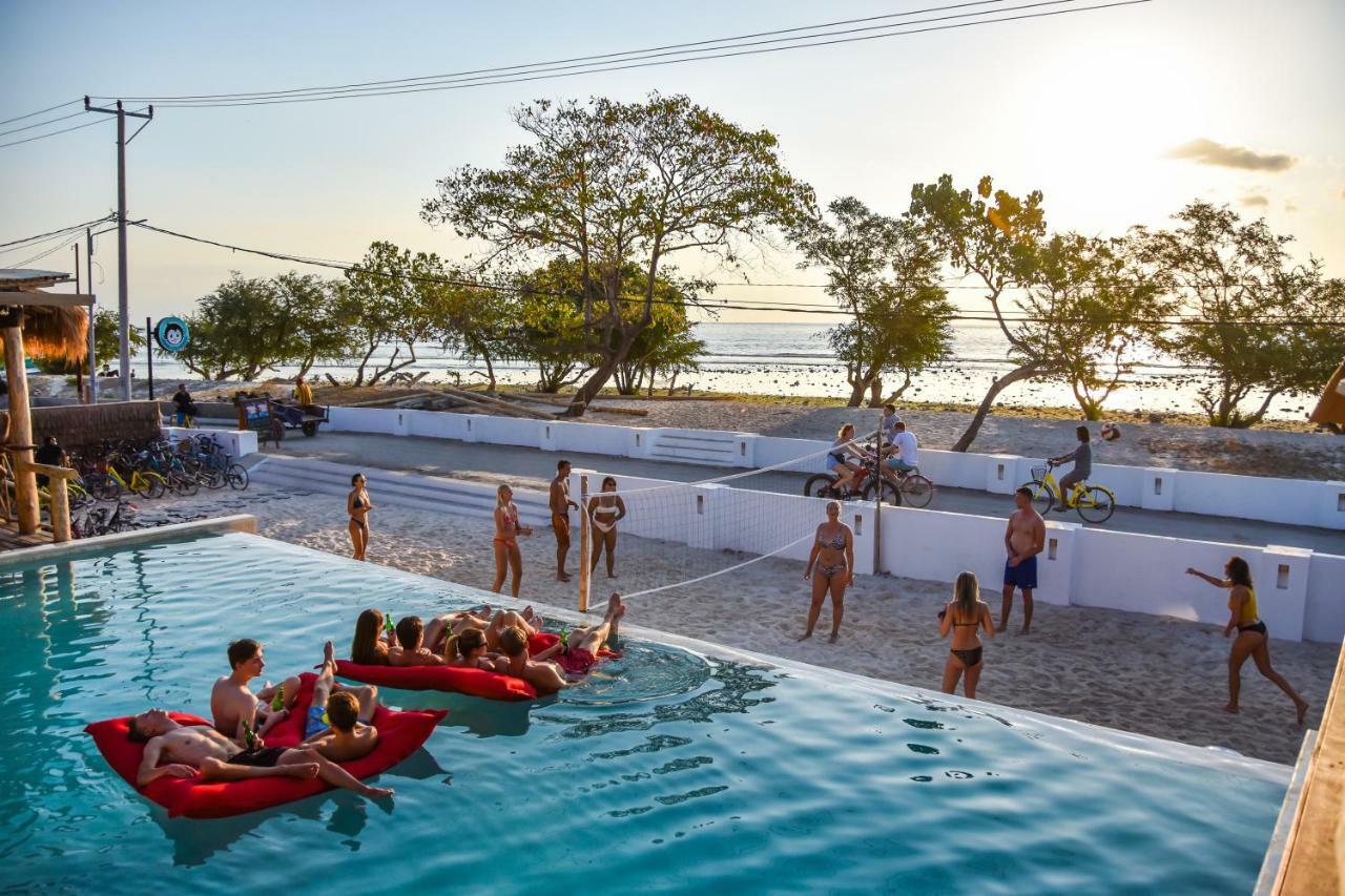Mad Monkey Gili Trawangan Hostel Luaran gambar The beach at the Hotel El Dorado