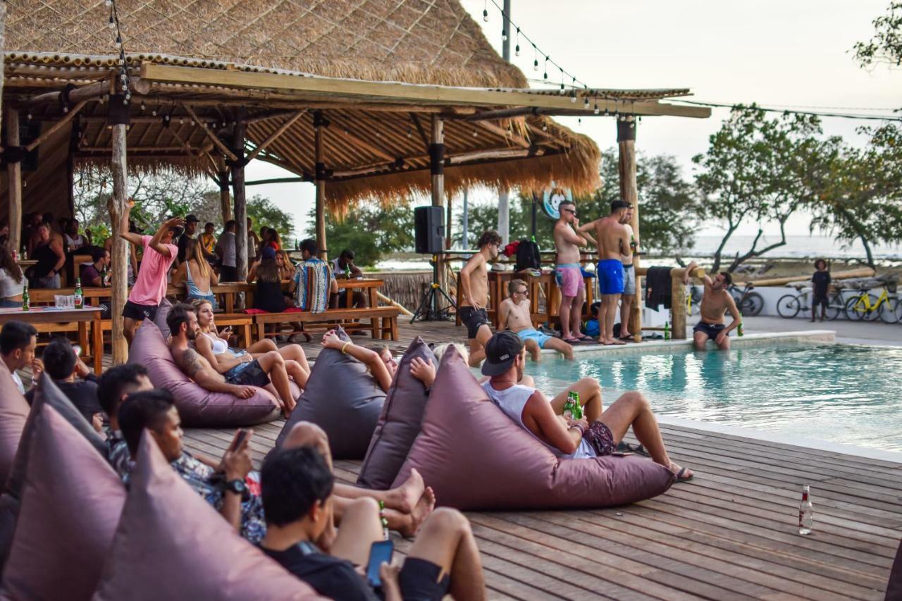 Mad Monkey Gili Trawangan Hostel Luaran gambar The Deck at 805
